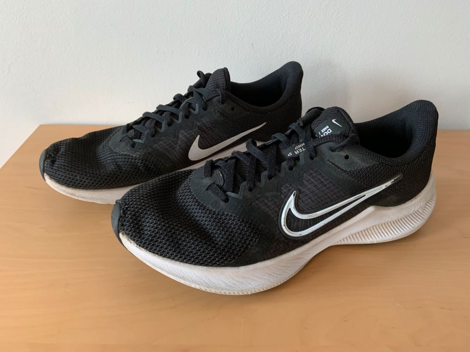 Nike Sneaker Running Laufschuhe Uk 7.5 Gr 42 Sport Schuhe in Essen
