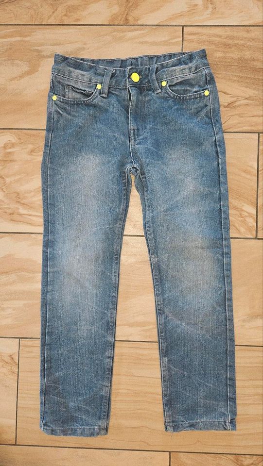 YFK Jeans blau Gr. 134 in Hatten