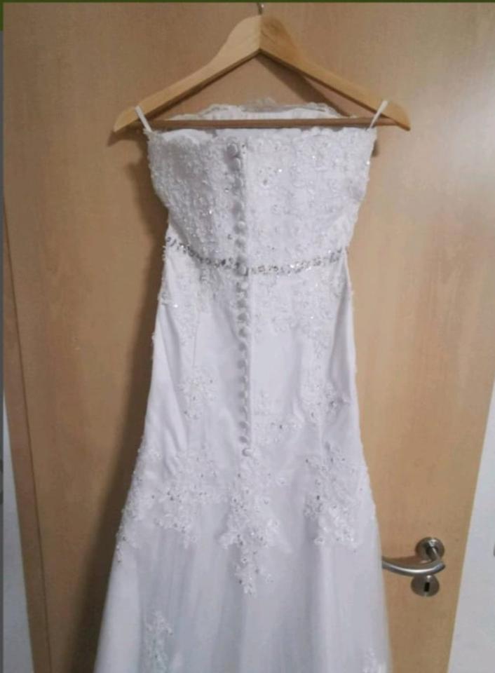 Elegantes Brautkleid XS – Schleppe & Spitze, auch für Shooting in Berlin