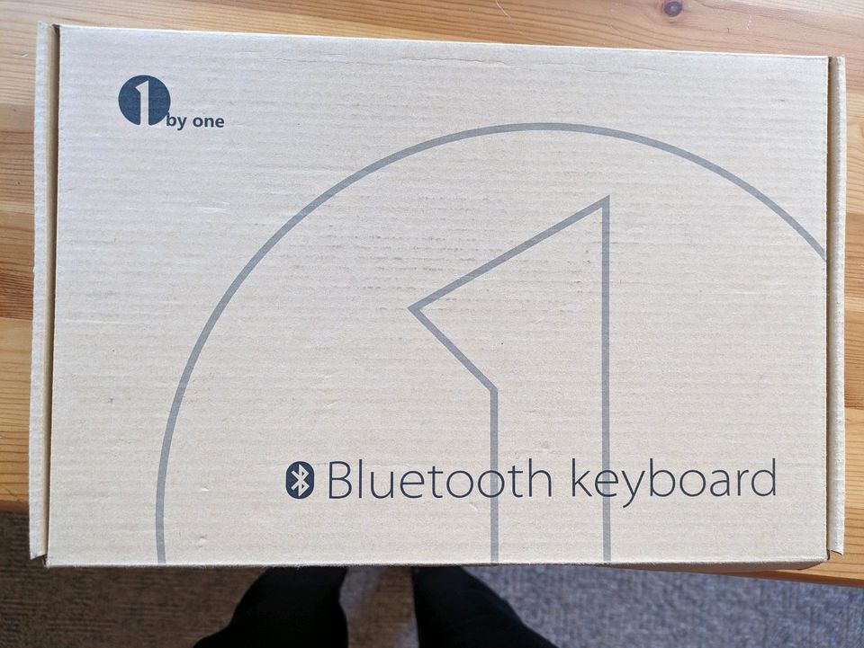 Kleine Bluetooth Tastatur mit Touchpad in Meldorf