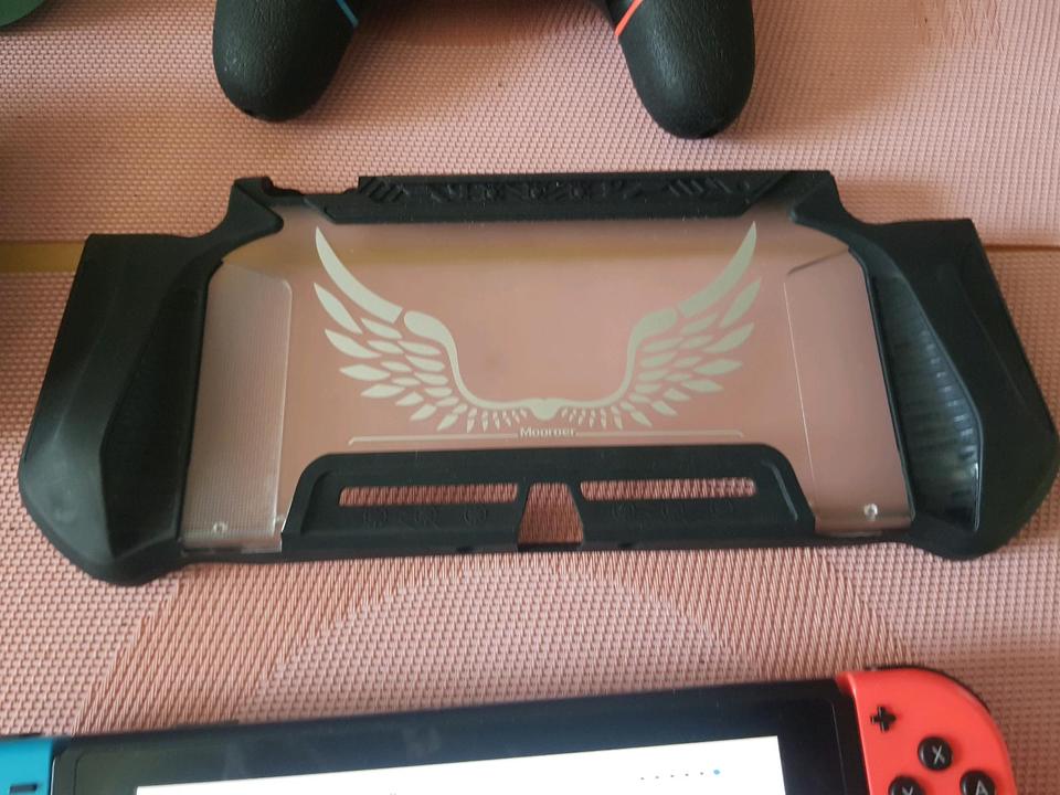 Nintendo Switch 32GB Spielkonsole - Neon-Rot/Neon-Blau + 2 spi in Gütersloh
