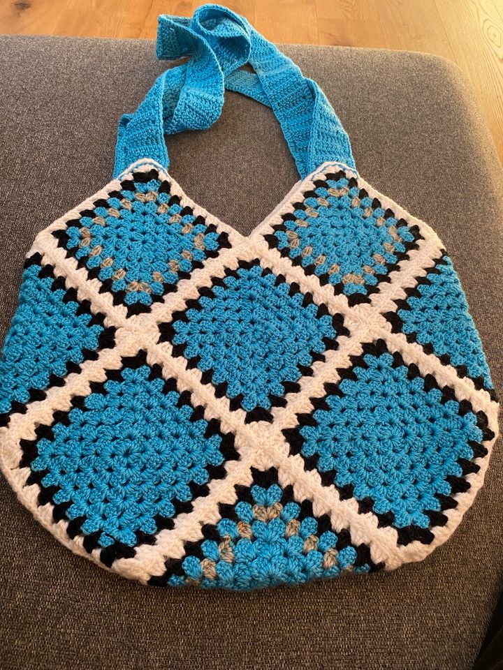 Granny Square Umhängetasche  35x37 mit Glückswürmchen in Passau