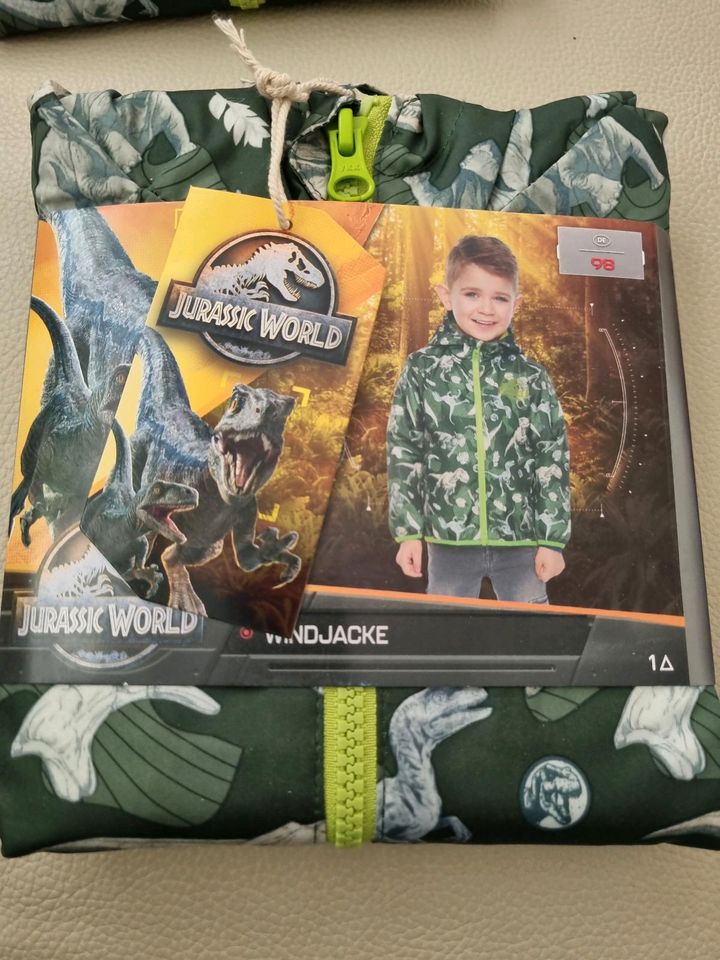 Kinderjacke mit Dinosaurier.  Windjacke, Jurassic World, Gr.  98 in Gladbeck