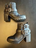 Schwarze Ankle Boots mit Schnallen – Gothic - Größe 37 München - Milbertshofen - Am Hart Vorschau