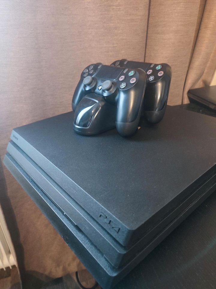 Playstation 4 Pro, PS4 Pro, Modell: CUH 7216B,  2 Controller, 1TB in Dortmund