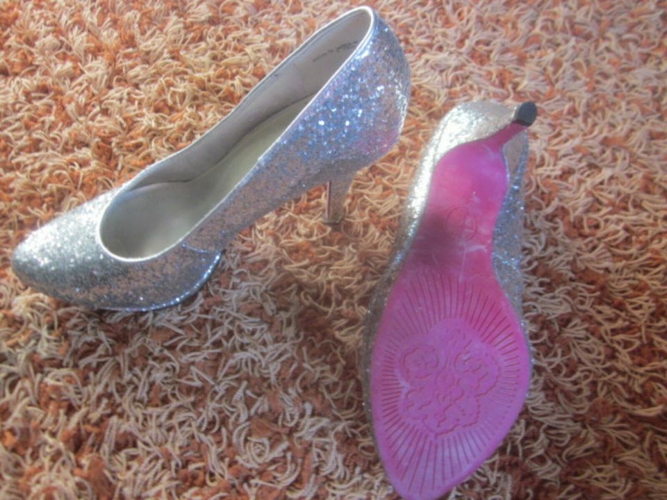 High Heels neu Gr.39 silberglitzernd pinke Sohle 11cm Pfennabsatz in Bad Driburg