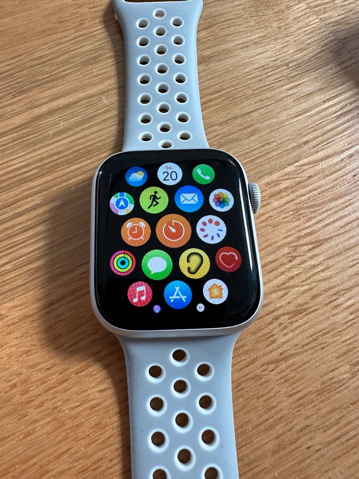 Apple Watch Series 4 Nike+ Cellular 44mm mit OVP und Zubehör in Bestensee