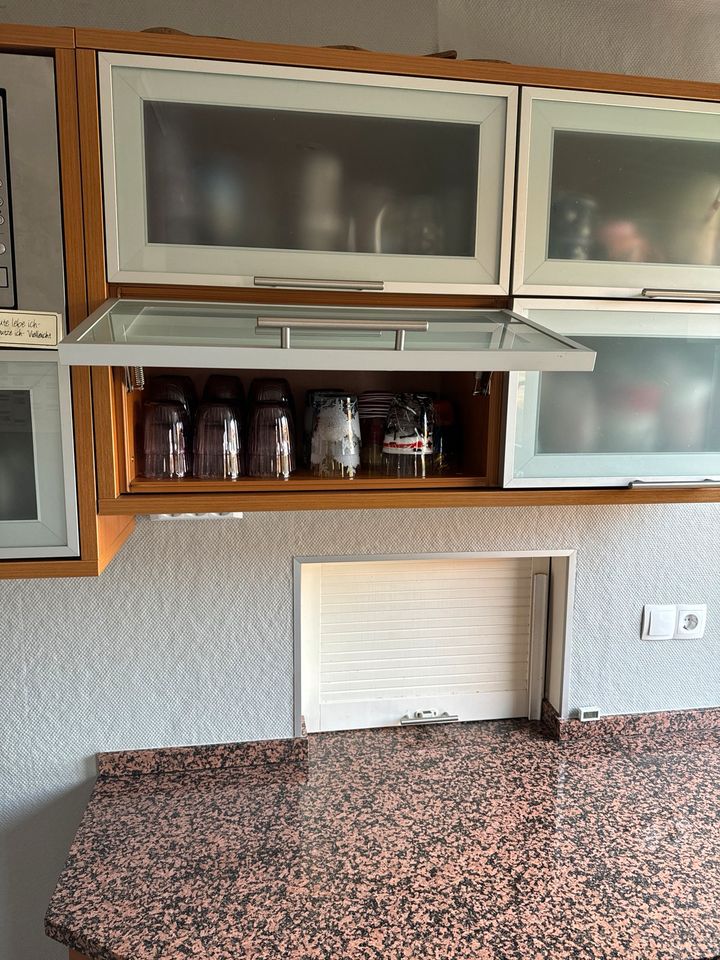 Komplette Küche mit Kühlschrank, Mikrowelle,Backofen, Ceranfeld in Karben