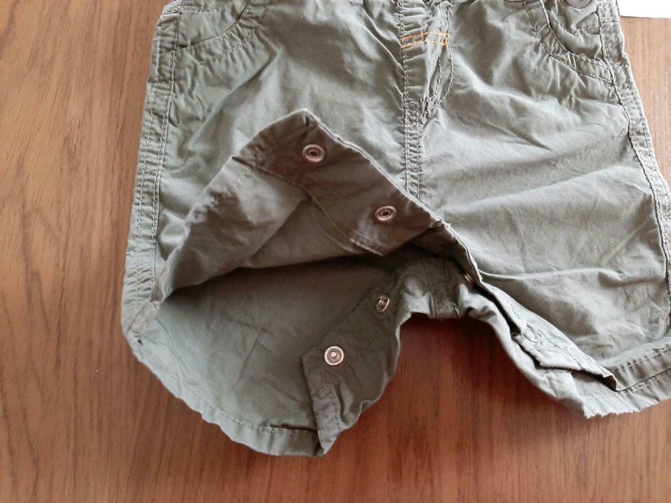 NEU Gr. 62 kurze Latzhose C&A leichte Sommerhose khaki olive in Prichsenstadt