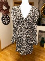 Kleid v NA-KD Gr. 40 Schwarz Rosé Blumen eng sexy Hessen - Lauterbach (Hessen) Vorschau