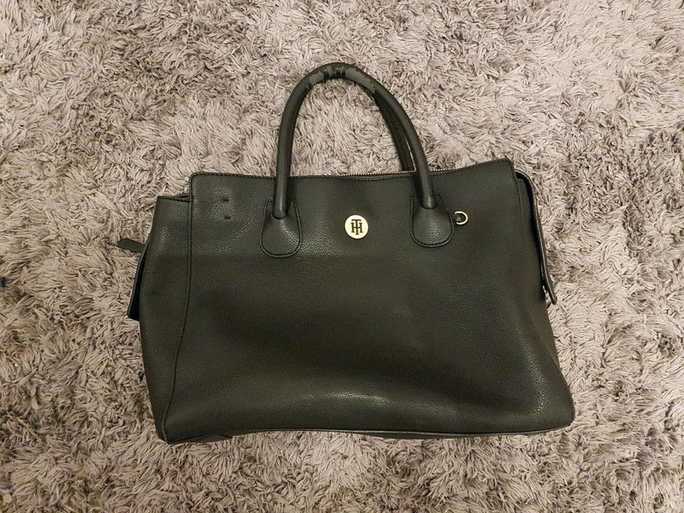 Tommy Hilfiger Kunstleder Handtasche ⭐Schwarz /Gold in Hofkirchen