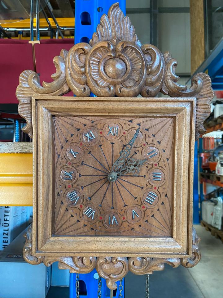Pendelschlag Wanduhr Holz alt antik geschnitzt mit Gewichten in München