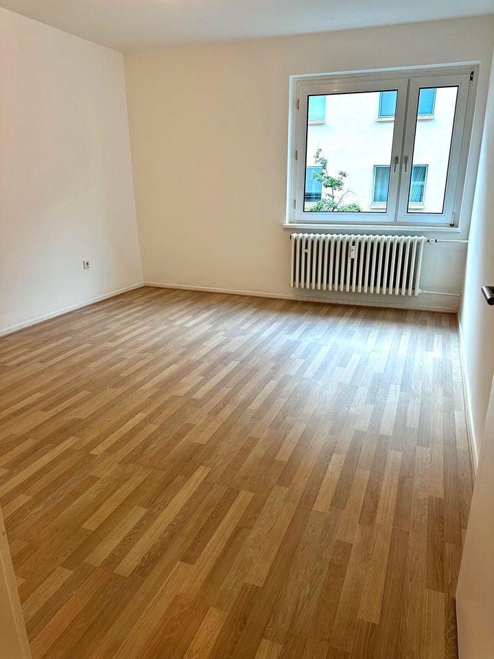 Helle und modernisierte 2-Raum-Wohnung mit Südbalkon in Düsseldorf
