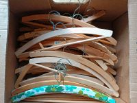 Kleiderbügel aus Holz abzugeben Ca 40 Stück im Karton Bayern - Mitterteich Vorschau