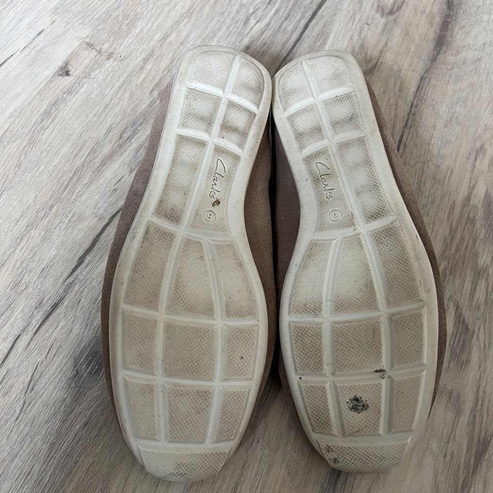 Clarks beige Mokassins Bootschuhe Slipper Leder Damen Gr. 39,5 in Gyhum