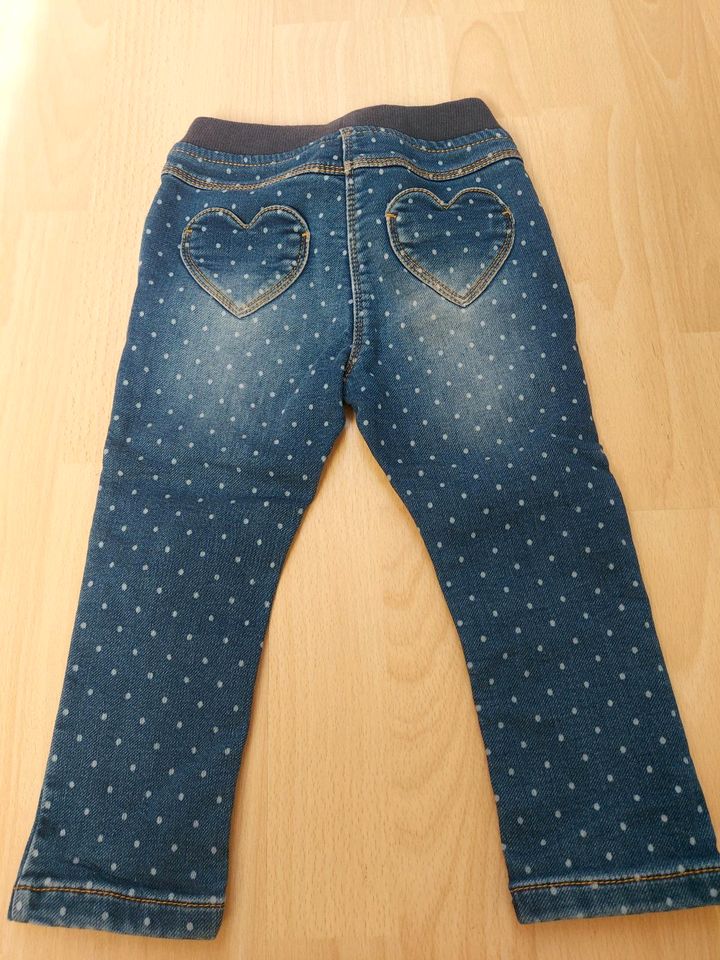 Jeans gepunktet gr 92 in Hamburg