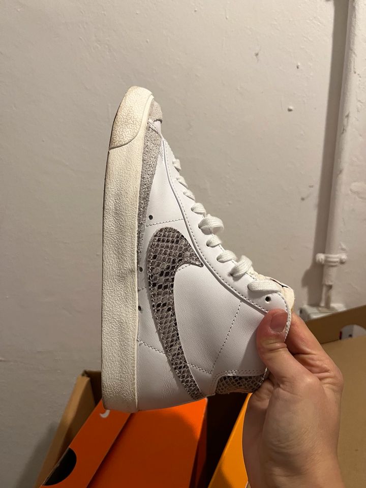 Nike blazer snake white beige in Düsseldorf