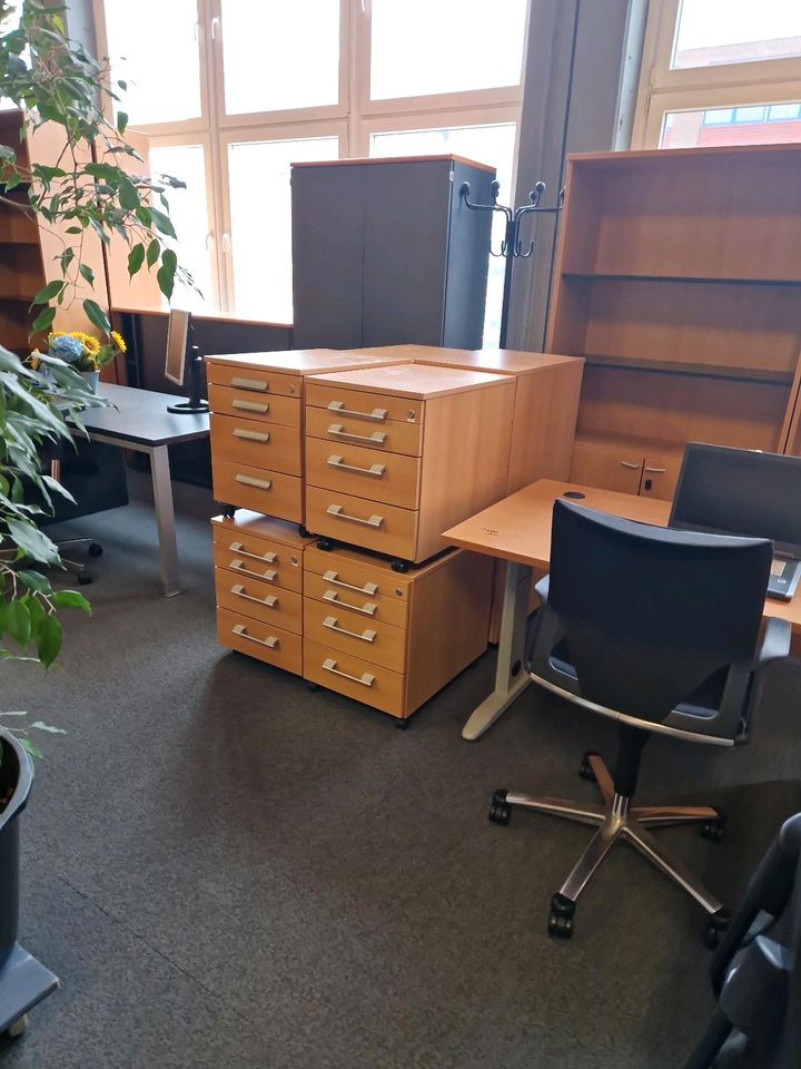 Büromöbel, Schreibtisch,Rollcontainer, Aktenschrank, Drehstuhl in Hamburg