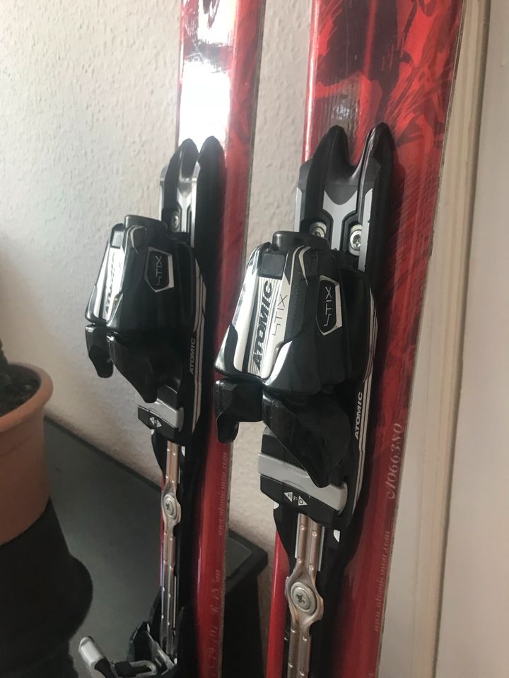 Atomic Ski Skier 150cm mit Bindung + Stöcke in Berlin