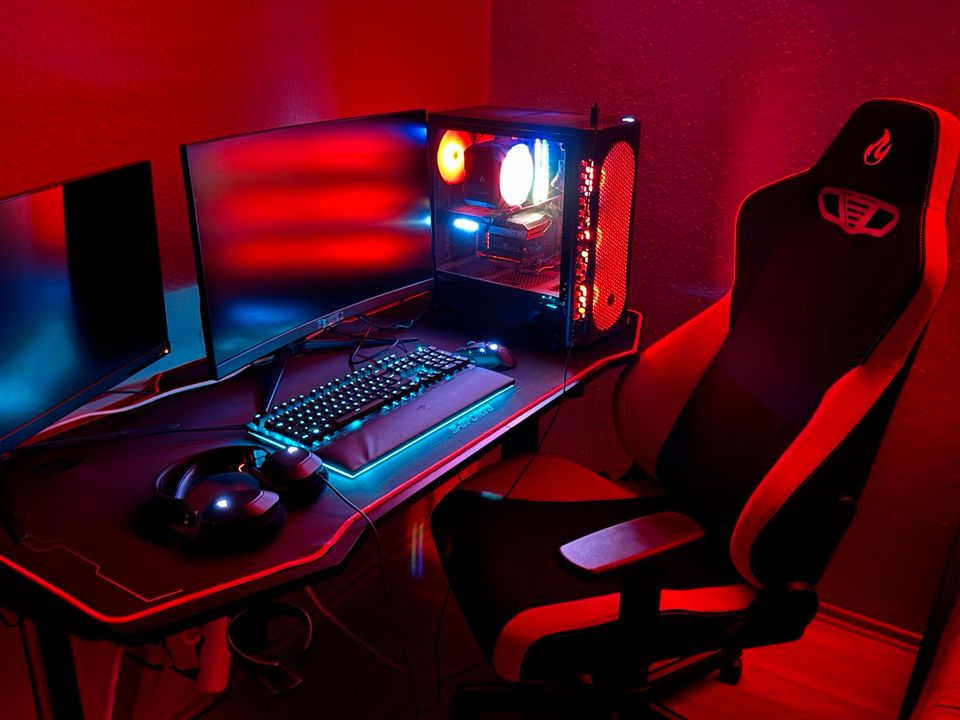 Gaming PC Monitor Maus Tastatur Kopfhörer Tisch Stuhl in Berlin