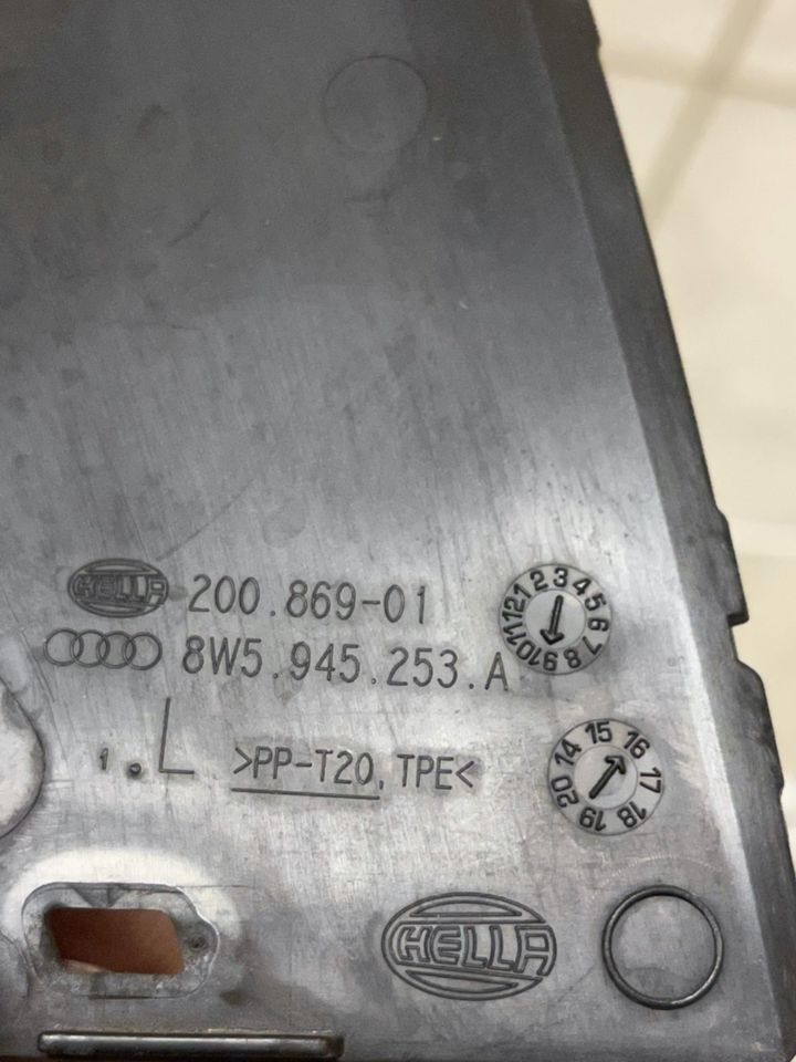 Audi A4 8W B9 Hinten Rückleuchte Links Verkleidung 8W5945253A in Finnentrop