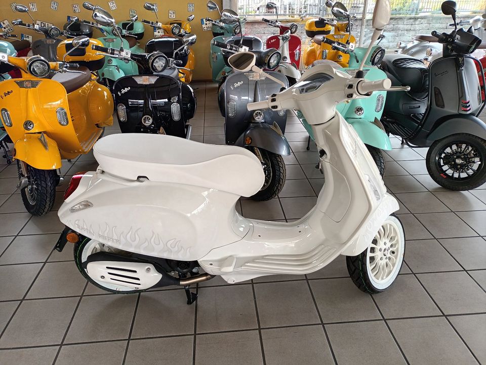 -700 € unter UPE: Piaggio Vespa Sprint 50 Justin Bieber X Edition in Bergheim