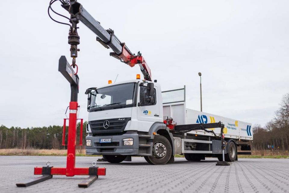 Firmen und Lager Umzügen , LKW mit Ladebordwand und Hubwagen in Rietschen