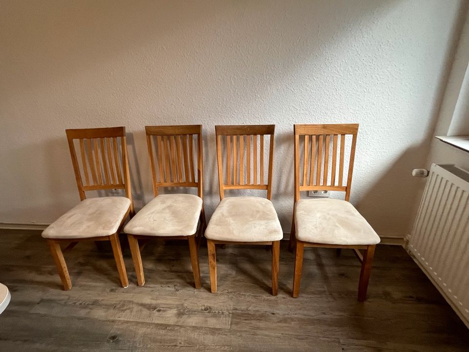 Ausziehbarer Esstisch mit vier Stühlen in Rheinbach