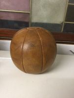 Favorit Taucha(DDR)/Medizinball/Gewichtsball/ 2 kg Leder Schleswig-Holstein - Norderstedt Vorschau