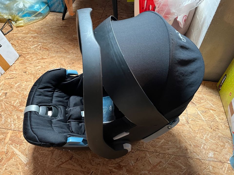 Babyschale Cybex Aton 5 + Isofix Station für das Auto in Burow