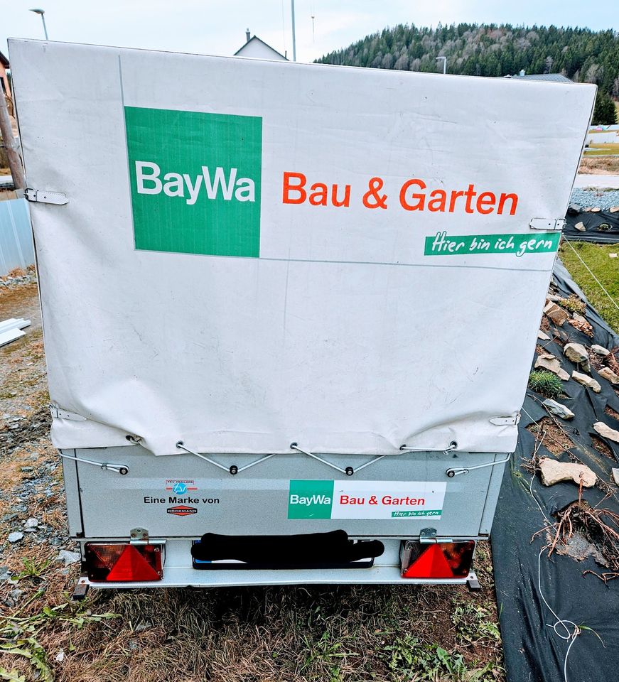 PKW Anhänger mit Plane 750 Kg in München-Flughafen