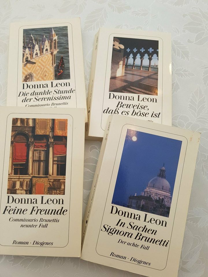 Donna Leon Bücher-Sammlung in Dessau-Roßlau