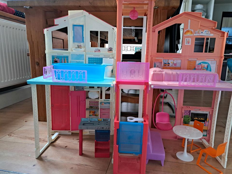 Barbie Haus mit 2 Etagen, Aufzug, klappbar, wie neu in Calw