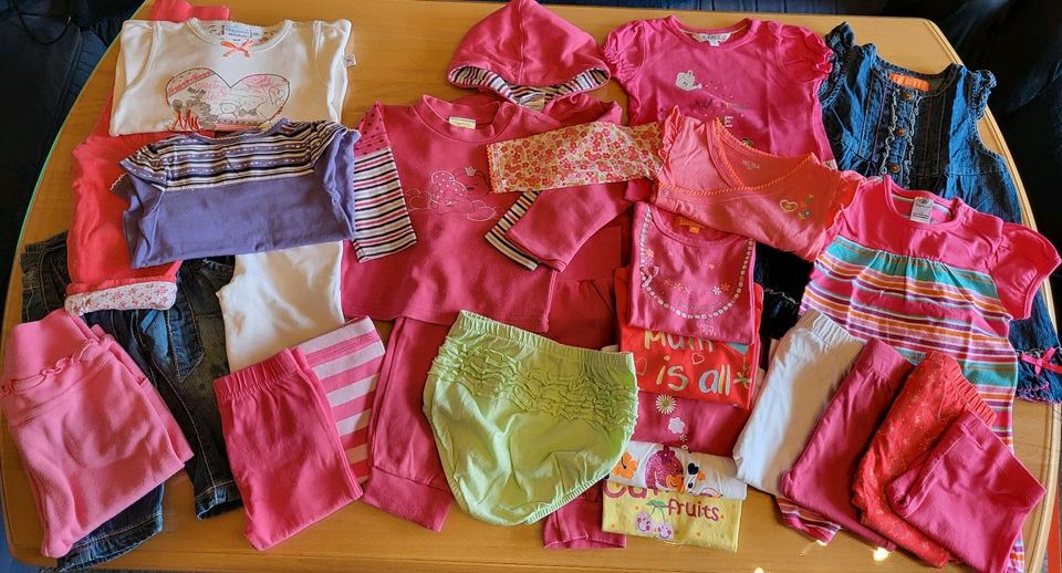 Mädchen-Kleiderpaket, Gr. 68, überwiegend Markensachen, 25 Teile in Oberhausen
