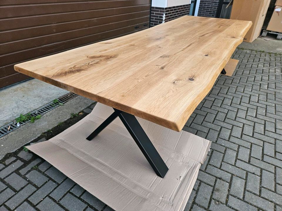 Baumtisch Esstisch Eiche massiv 300x103(ca)X Gestelle schwarz NEU in Bad Staffelstein