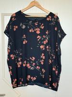 Blumenbluse von Vero Moda Curve – Größe 52 – sehr guter Zustand Niedersachsen - Langenhagen Vorschau