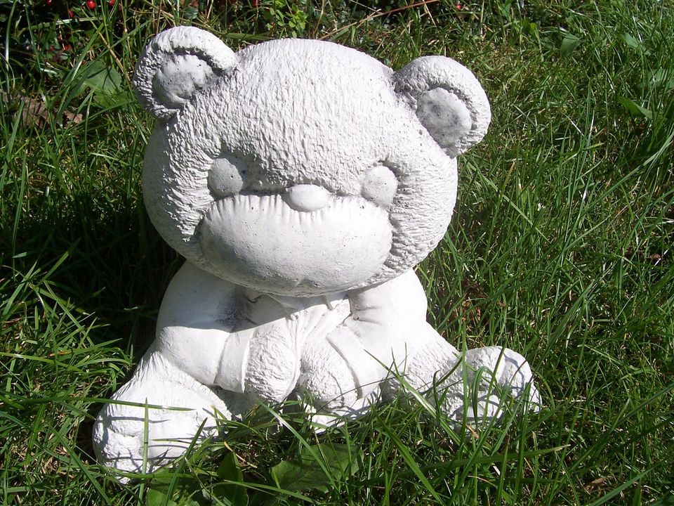 Bär Teddy Gartenfigur aus Beton / Stein in Laufeld