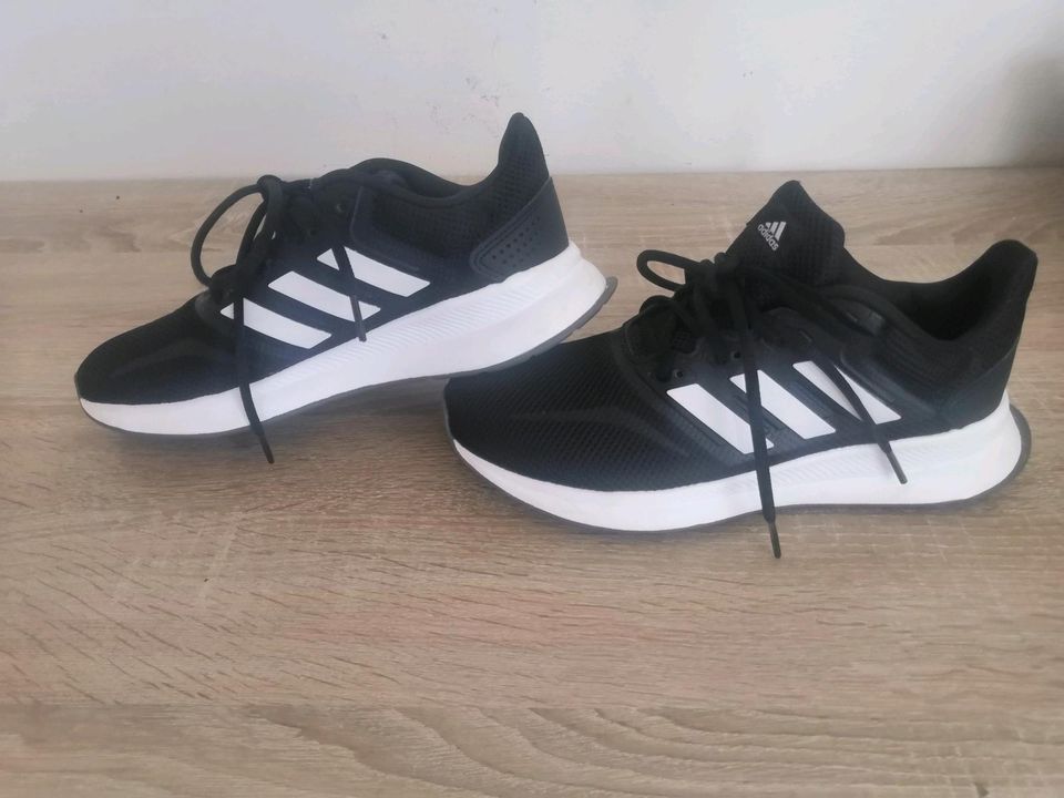 Adidas Schuhe Neuwertig Größe 39 in Ingolstadt