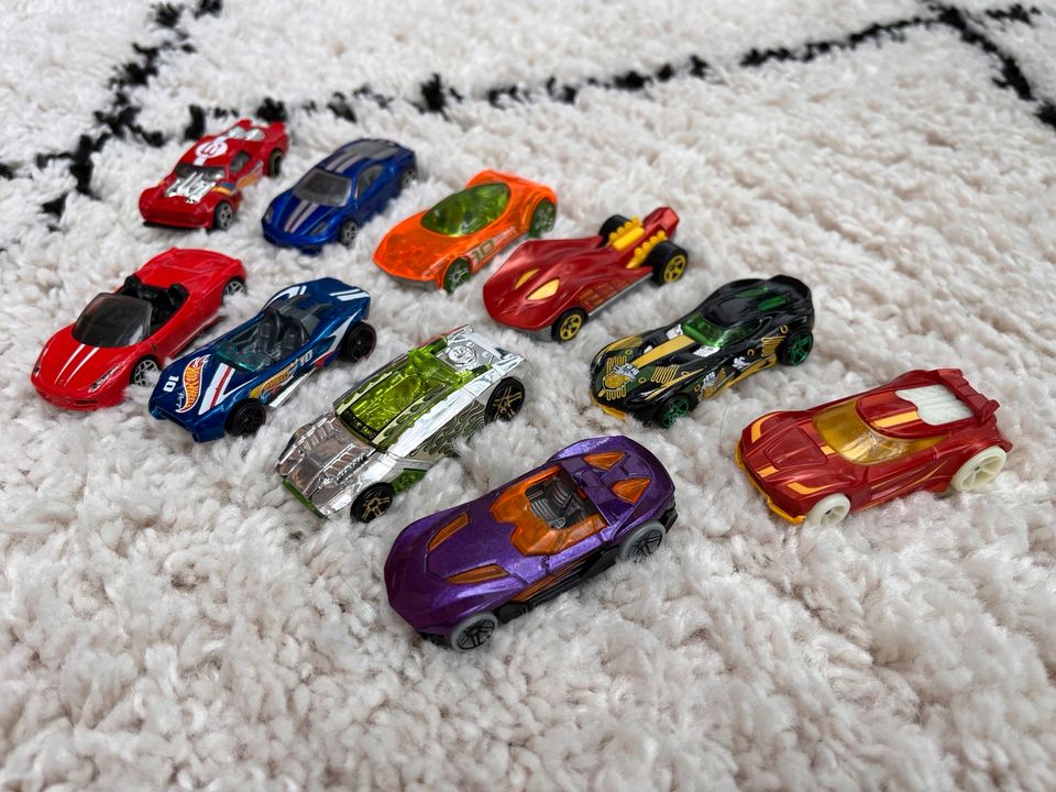 10 Hotwheels Autos im Set in Jena