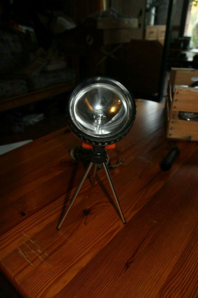 Handlampe Lampe mit Stativ im Griff, alt, retro, vintage in Bordesholm