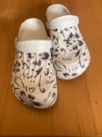 Clogs / Hausschuhe mit Blumenmuster - Größe 39 Nordrhein-Westfalen - Burscheid Vorschau