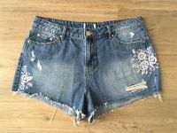 Jeansshorts in Blau, Used-Details & Stickerei, Gr. 42 Nordrhein-Westfalen - Witten Vorschau