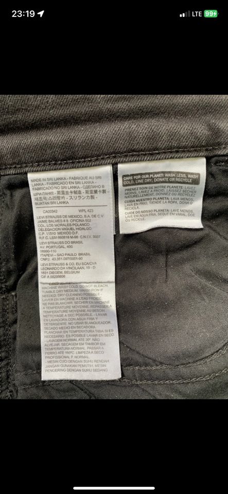 Levi’s s Hose Weiße T-Shirt Ledergürtel schwarz weiß braun metall in Gladbeck