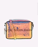 Zu verkaufen.. Calvin Klein JeansCamera Bag in Metallic-Optik in Baden-Württemberg - Bad Mergentheim Vorschau