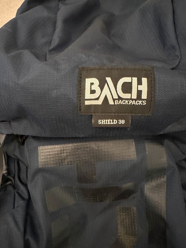 Bach 38 l Rucksack dunkelblau, ideal für Mehrtagestouren in Eiselfing