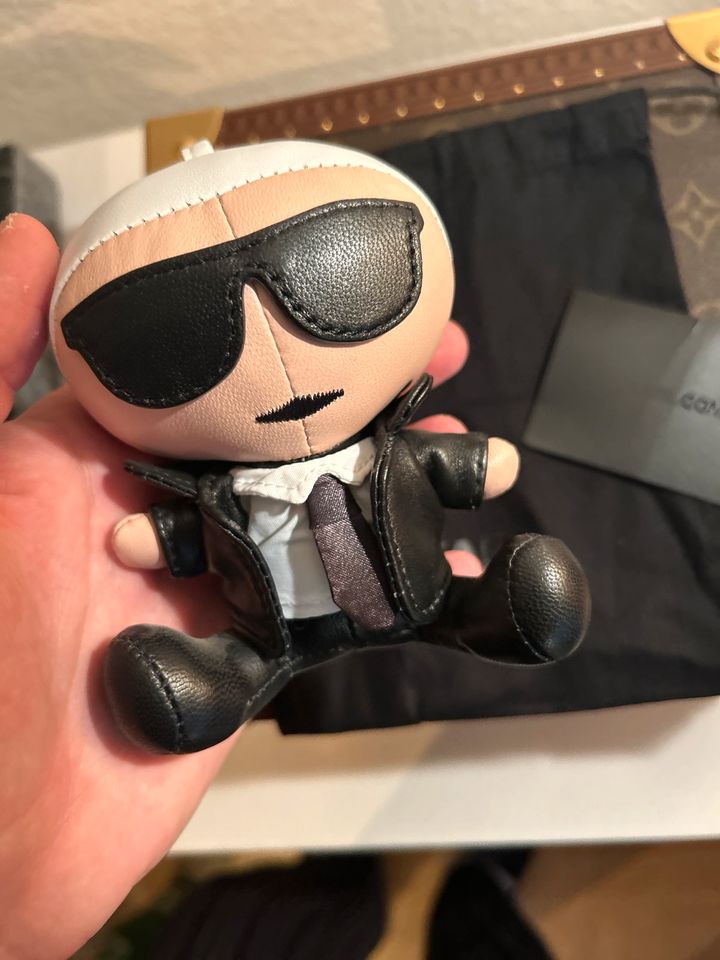 Karl Lagerfeld Leder Puppe Anhänger Taschenanhänger in Duisburg