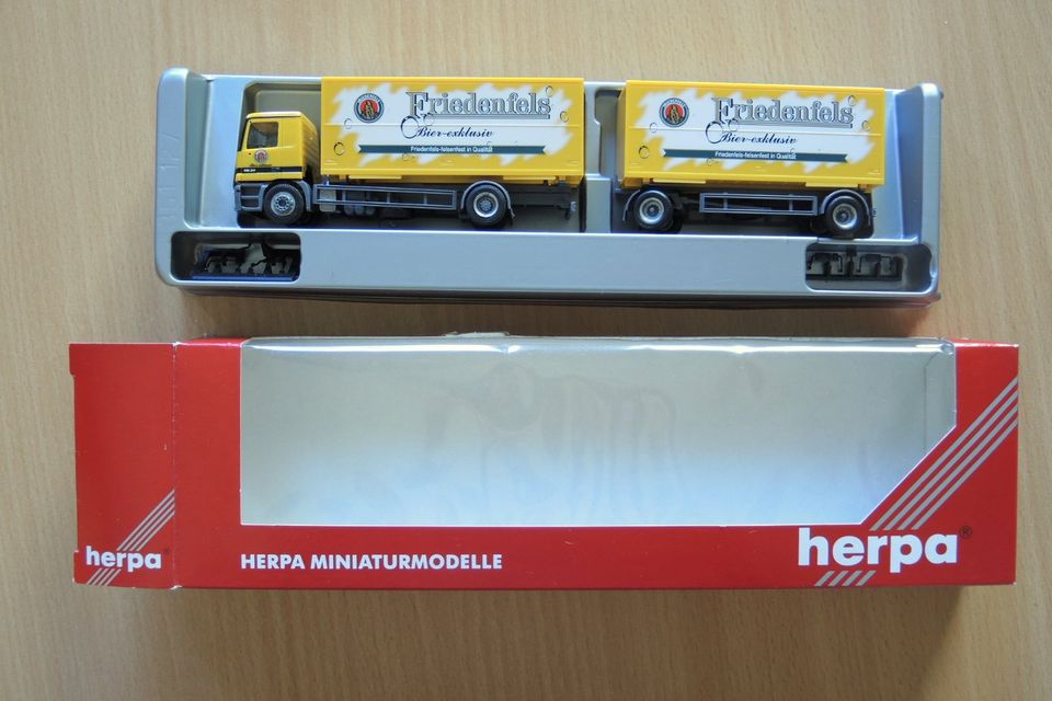 Herpa Modellauto " Friedenfels Bier exklusiv ", Mercedes Actros in Karlsruhe