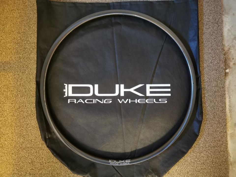 2 DUKE 29" Lucky Jack SLS3 6Ters 26 UD-Carbon 32 Loch Felgen in Brakel