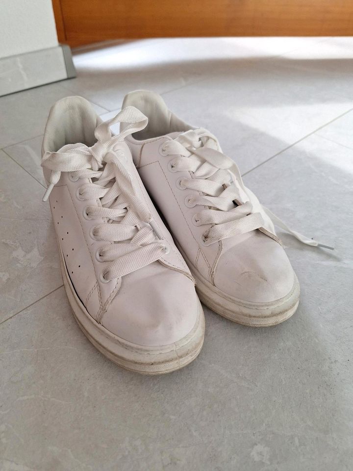 Weiße Schuhe in Geislingen