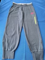 Nike Trainingshose Sweathose grau Größe 158 164 Kr. München - Ottobrunn Vorschau